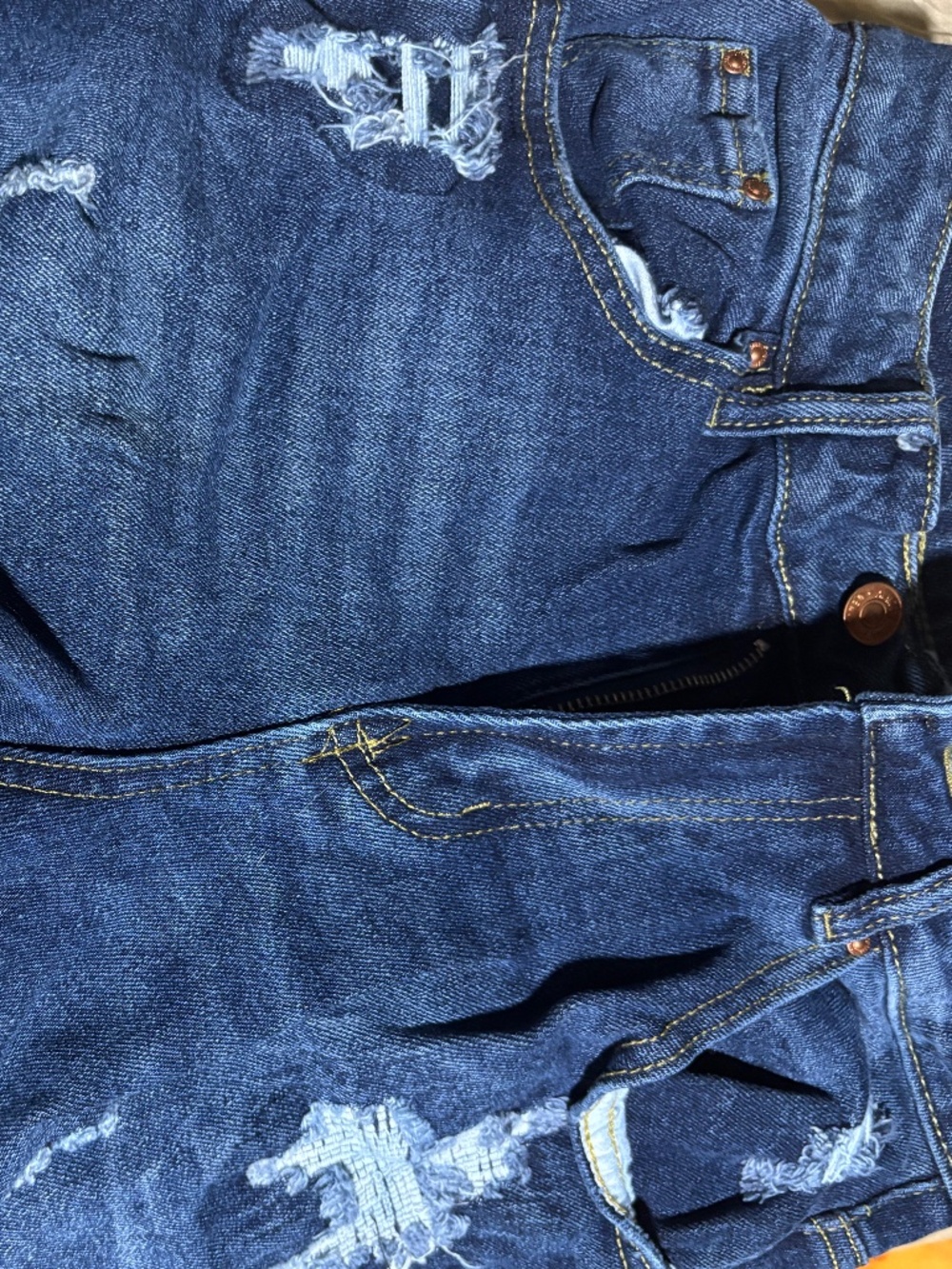 Jeans shorts with frayed ends